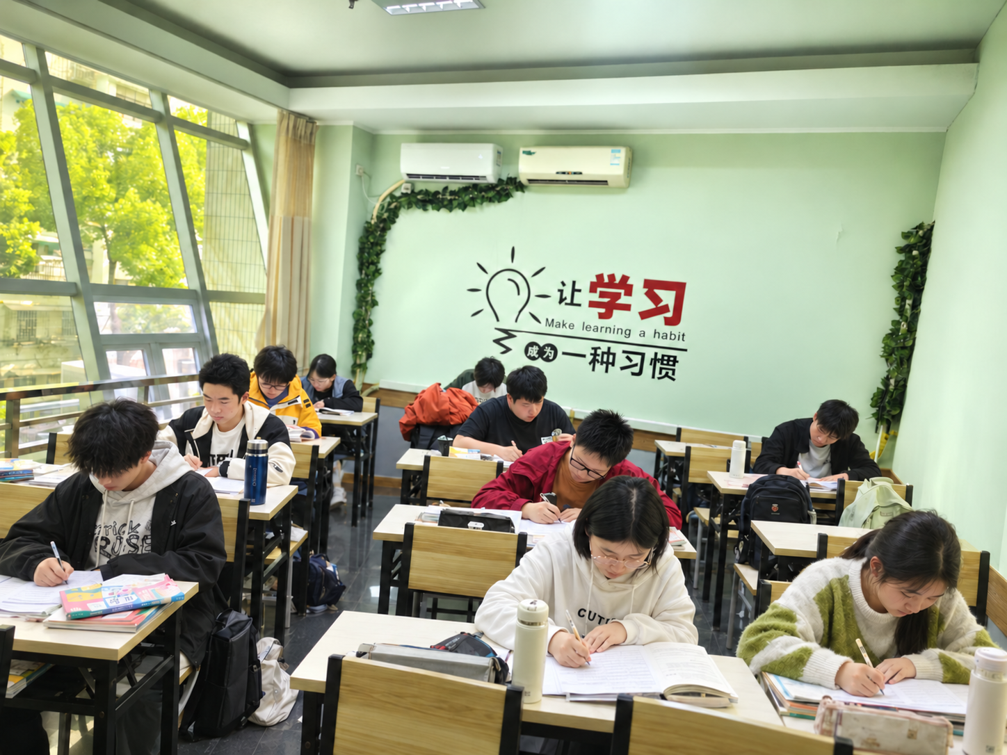 文德学校中考复读班课堂学习现场
